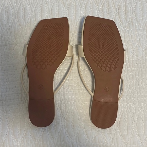 Cream sandals - Picture 3 of 3